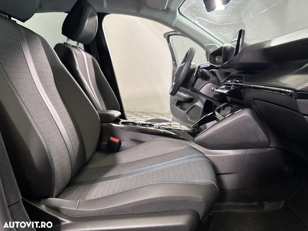 Peugeot 208 - 12