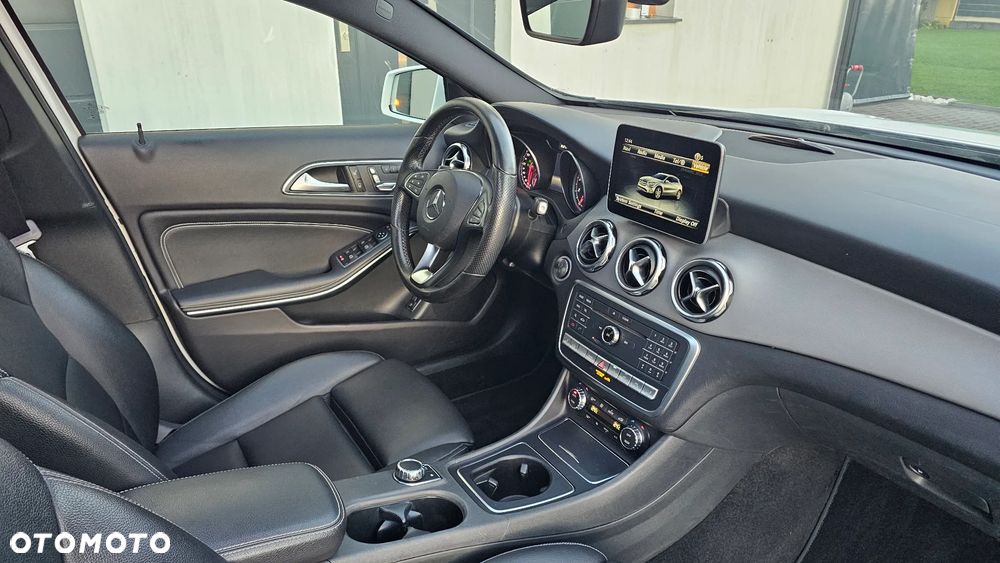 Mercedes-Benz GLA 250 4Matic 7G-DCT Peak Edition - 14