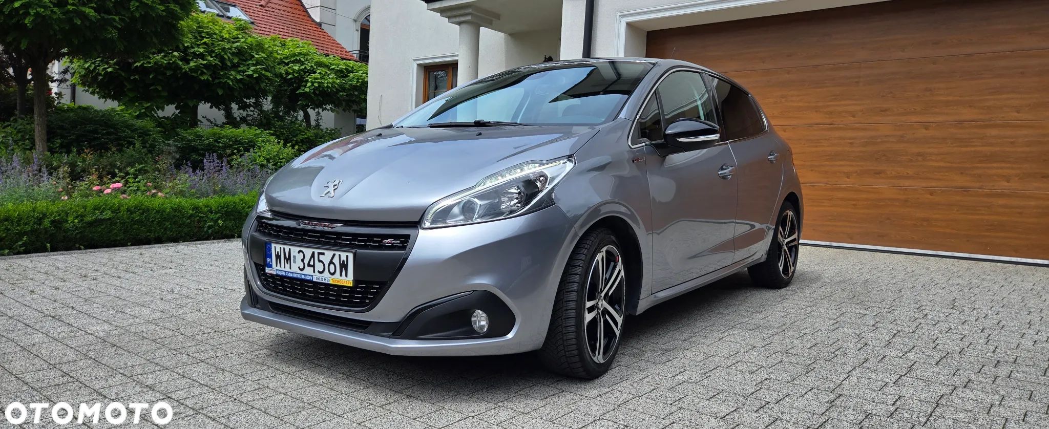 Peugeot 208 - 1