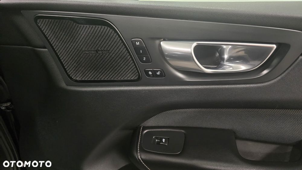 Volvo XC 60 B4 D Plus Dark - 16