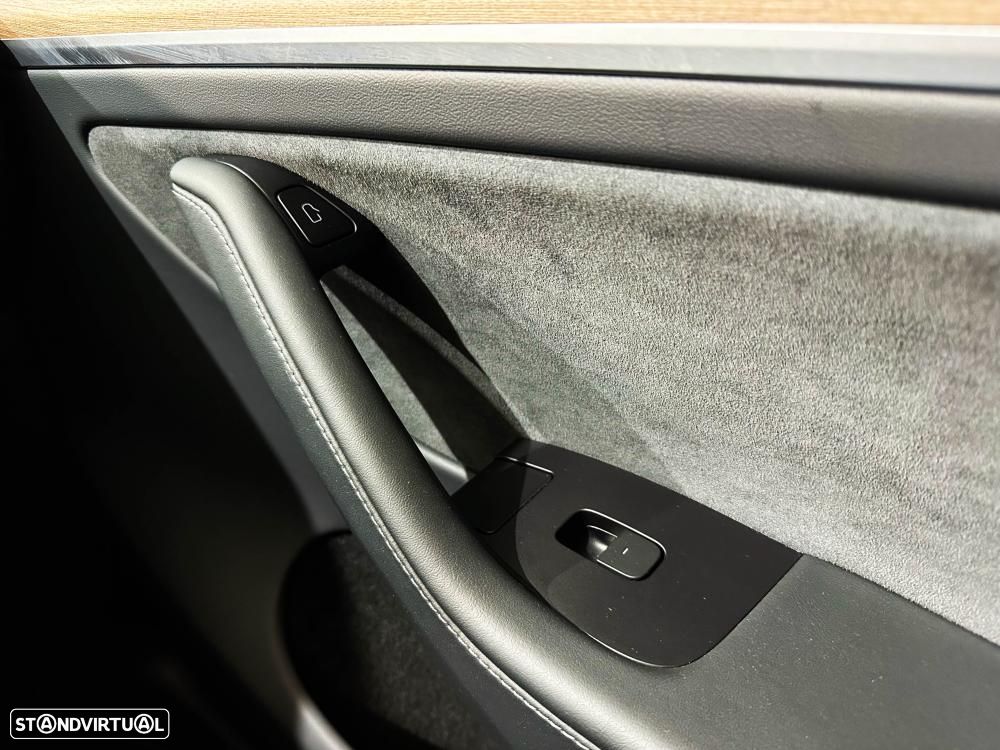 Tesla Model Y Long Range Dual Motor AWD - 32