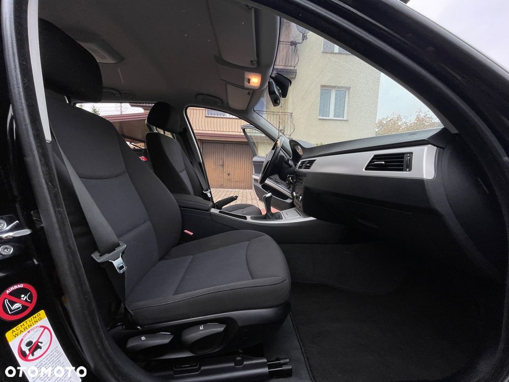 BMW Seria 3 318i Touring - 32