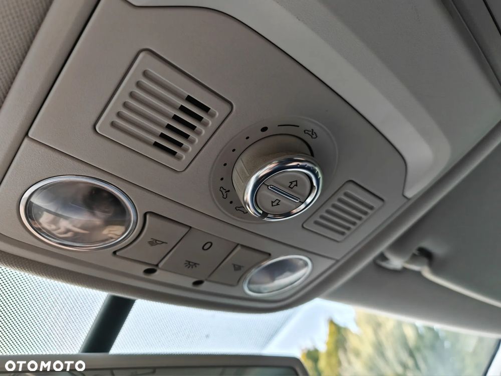 Volkswagen Touran 1.6 TDI DPF BlueMotion Technology Highline - 33