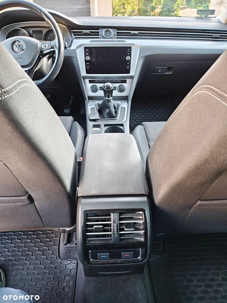 Volkswagen Passat 2.0 TDI SCR Comfortline - 12