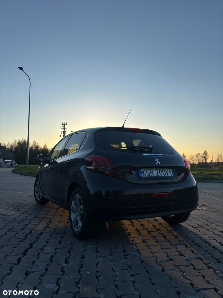 Peugeot 208 - 8