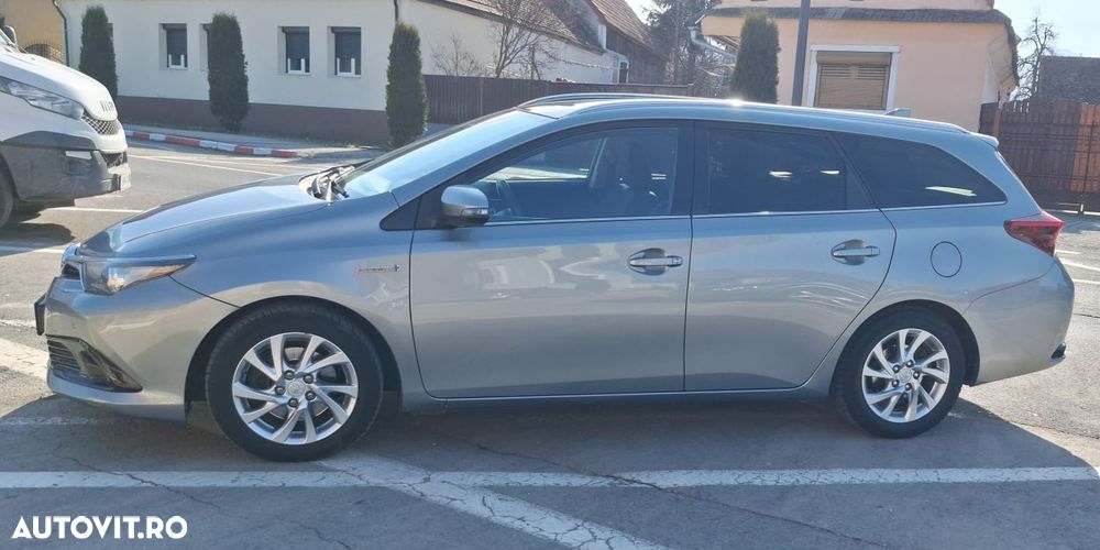 Toyota Auris 1.8 L VVT-i HSD Sol - 2