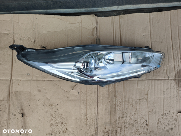 Ford Fiesta MK7 lift OE C1BB-13W030-CG lampa przednia prawa