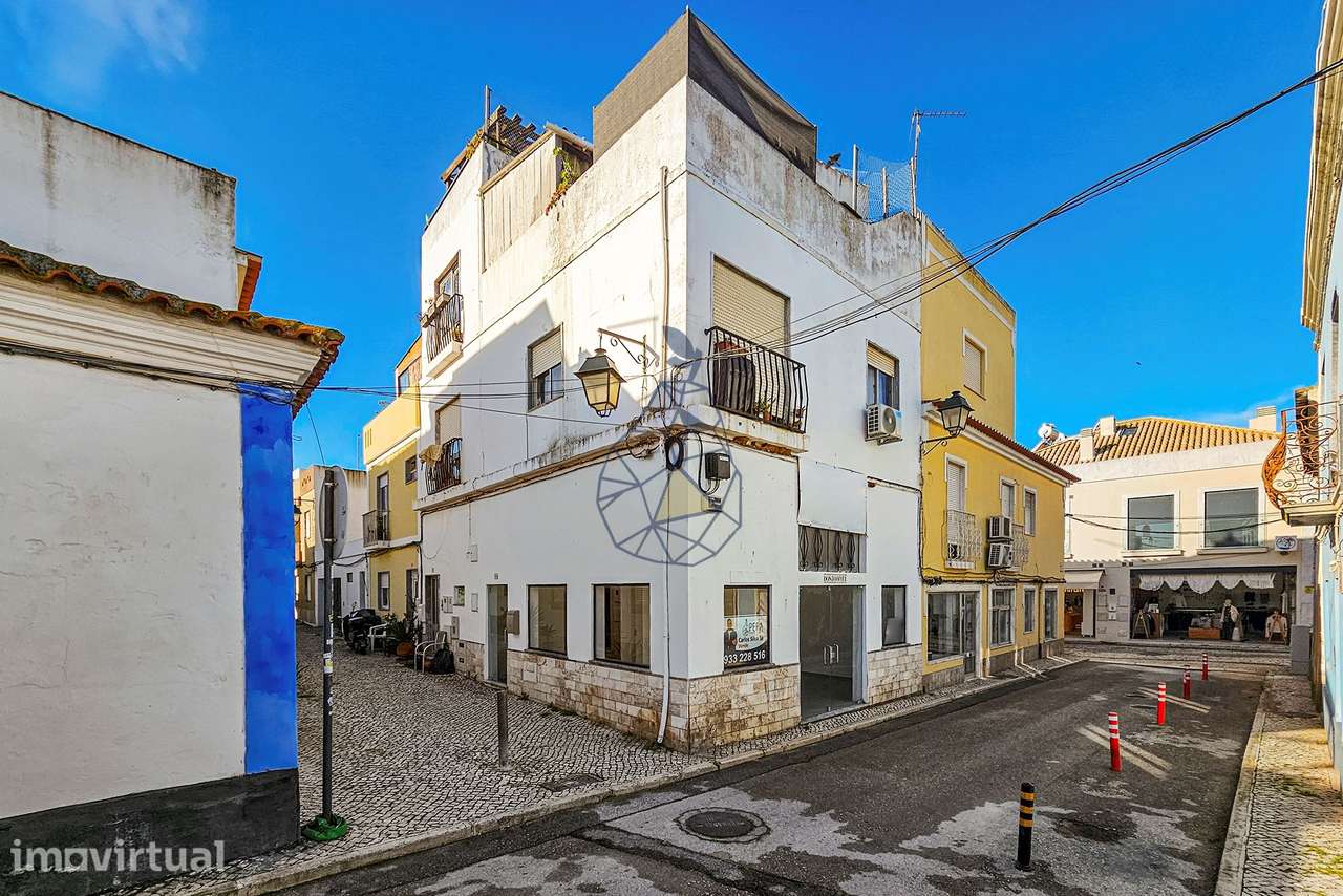 Loja comercial com duas entradas no centro histórico de Alvor - Grande imagem: 3/28