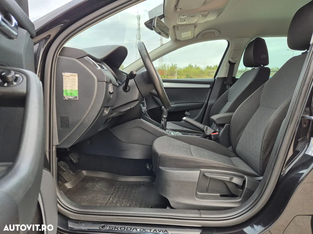 Skoda Octavia Combi 2.0 TDI RS - 26