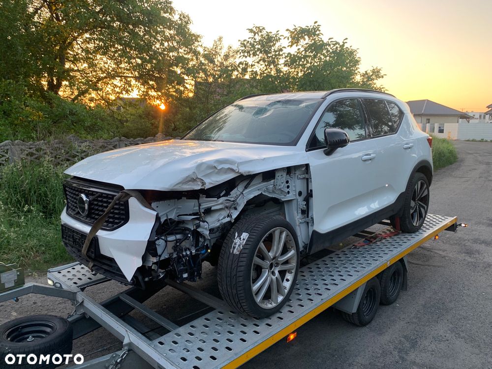 Volvo XC 40 B4 B DKG Ultimate Dark - 2