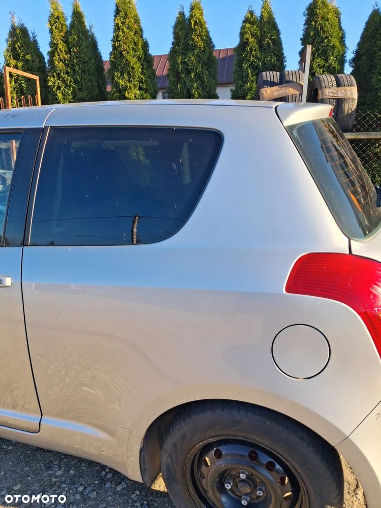 Suzuki Swift 3d 05 Blotnik lewy tylny ZCC