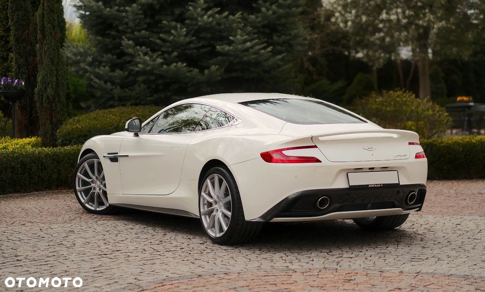Aston Martin Vanquish - 15