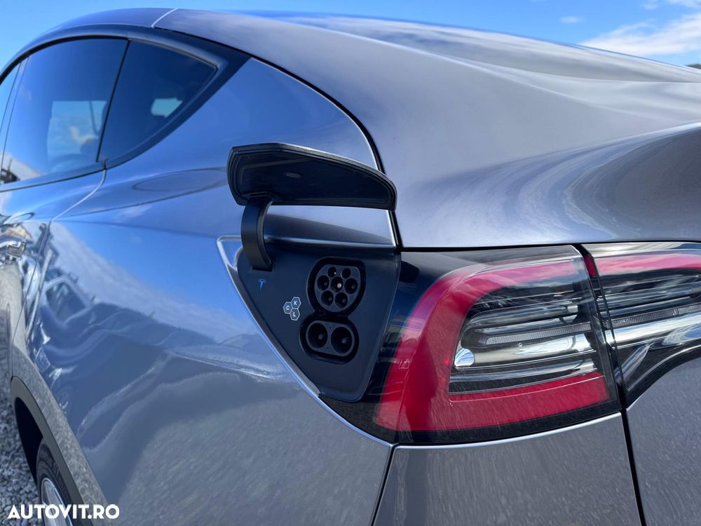 Tesla Model Y AWD Performance - 11