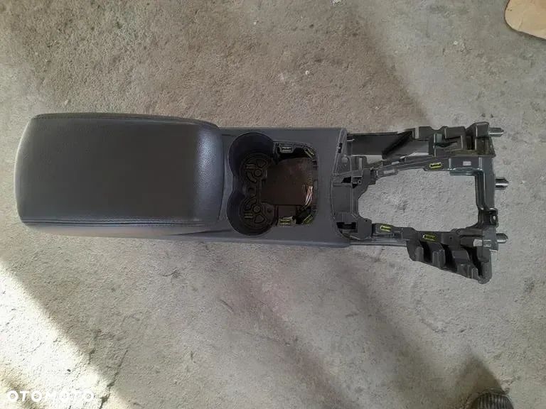 Podłokietnik tunel środkowy Ford Focus MK3 Europa - 2