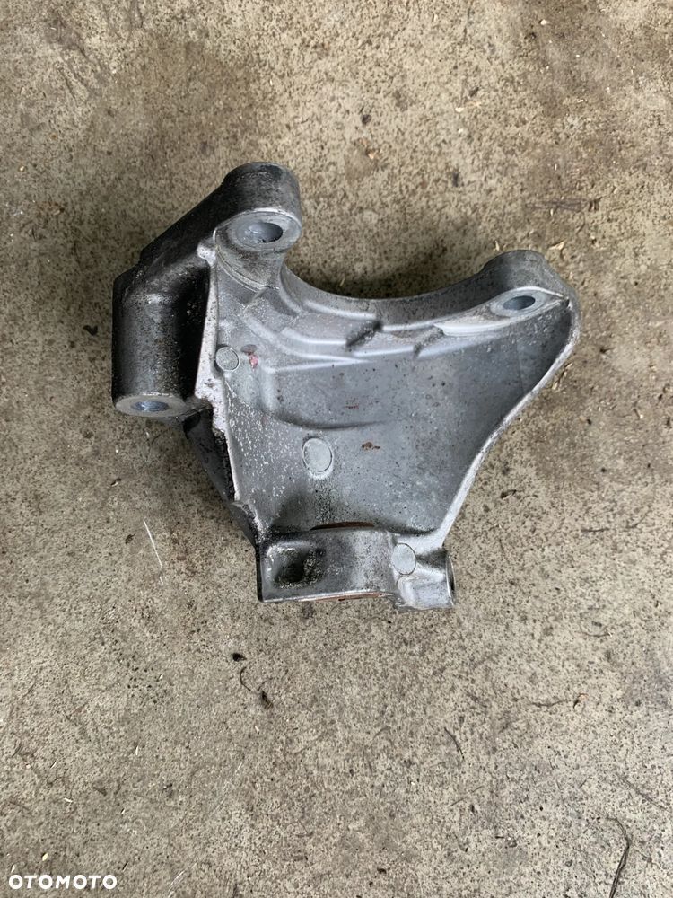 łapa mocowanie pompy wspomagania 06E145393A  Audi A6 C6 2.4 - 2