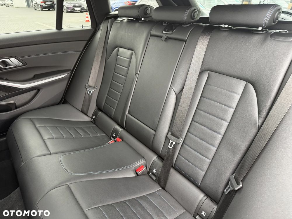 BMW Seria 3 320d M Sport sport - 32