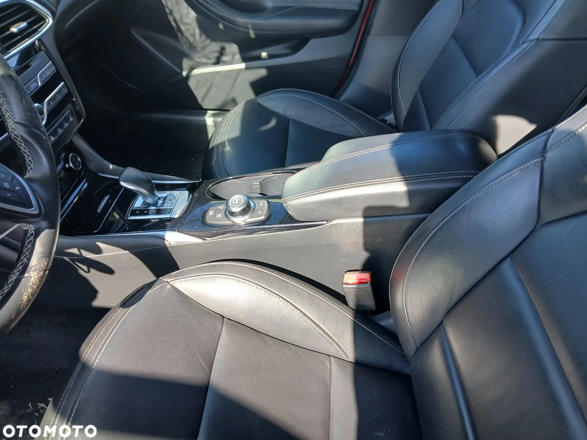 infiniti QX30 fotel fotele kanapa deska kokpit podsufitka boczek boczki klamka podłokietnik licznik - 4