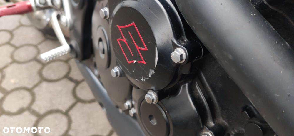 Suzuki GSR - 6
