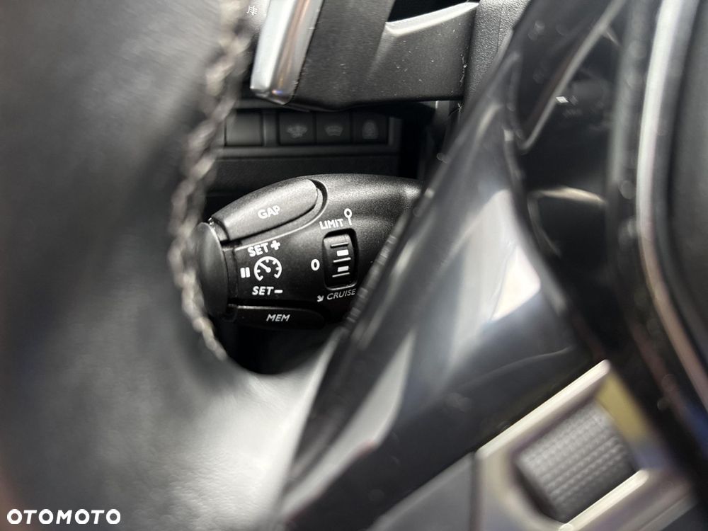 Peugeot 5008 1.6 PureTech Allure S&S EAT8 - 23