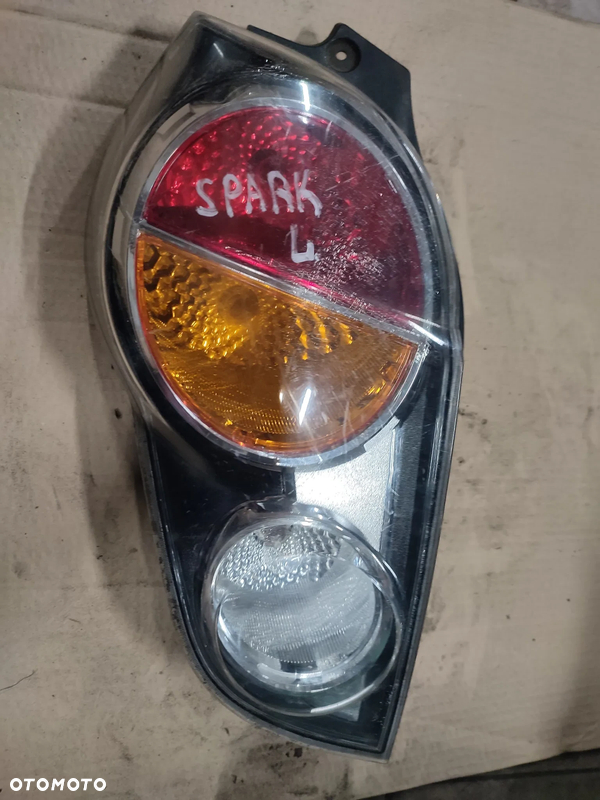 Chevrolet Spark lampa lewa tylna