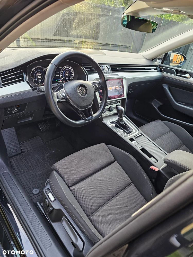 Volkswagen Passat - 12