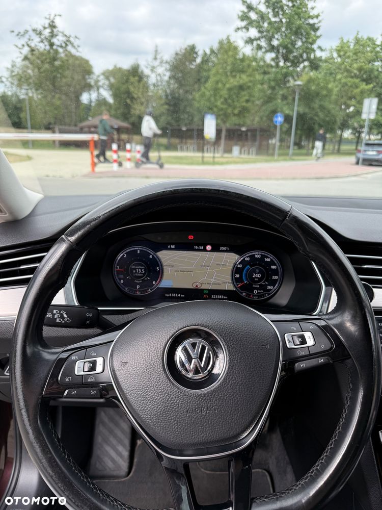 Volkswagen Passat - 13