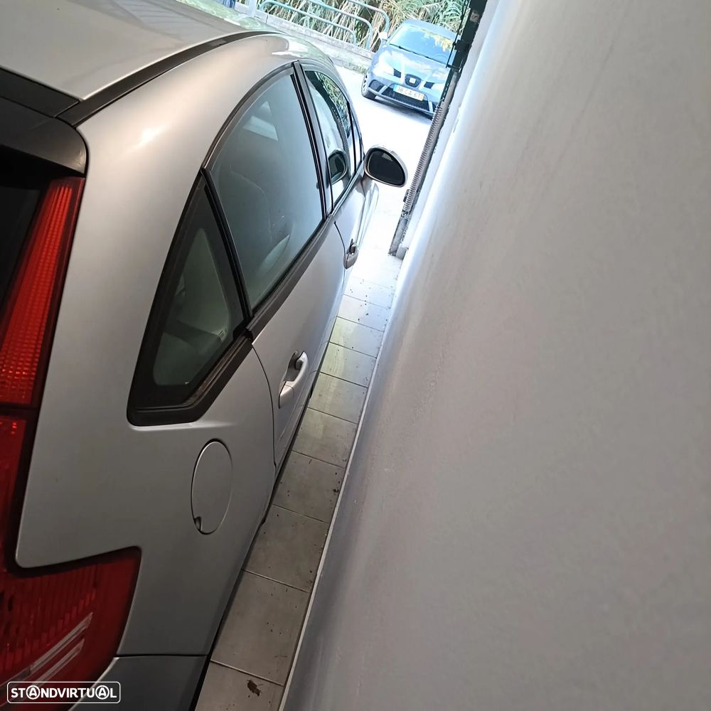 Citroën C4 1.6 HDi 110 Exclusive - 11