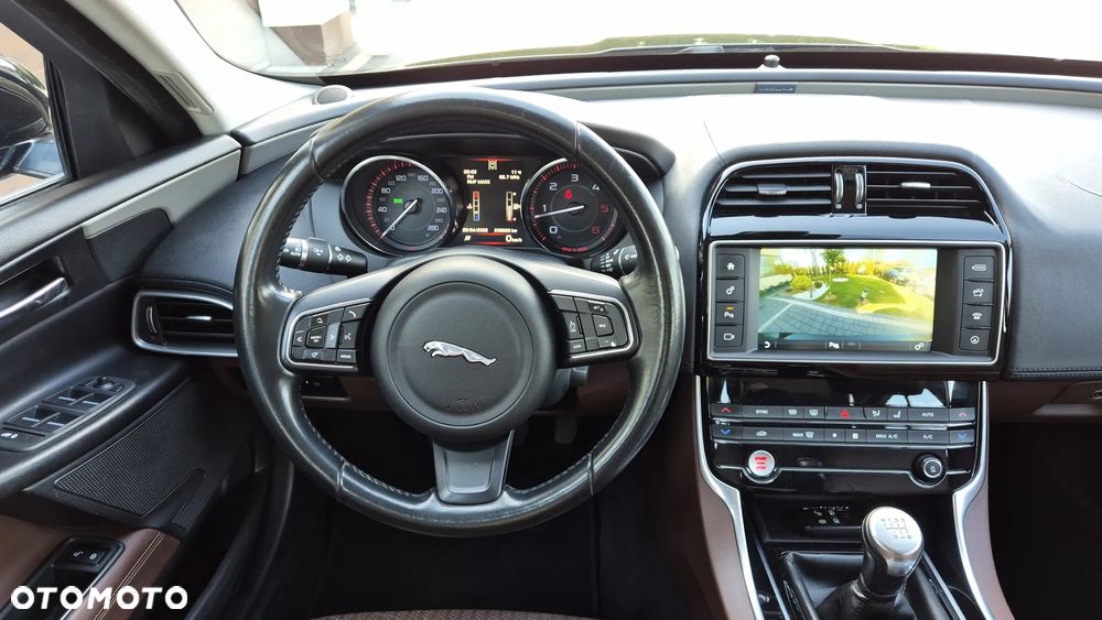 Jaguar XE 2.0 D Portfolio - 17
