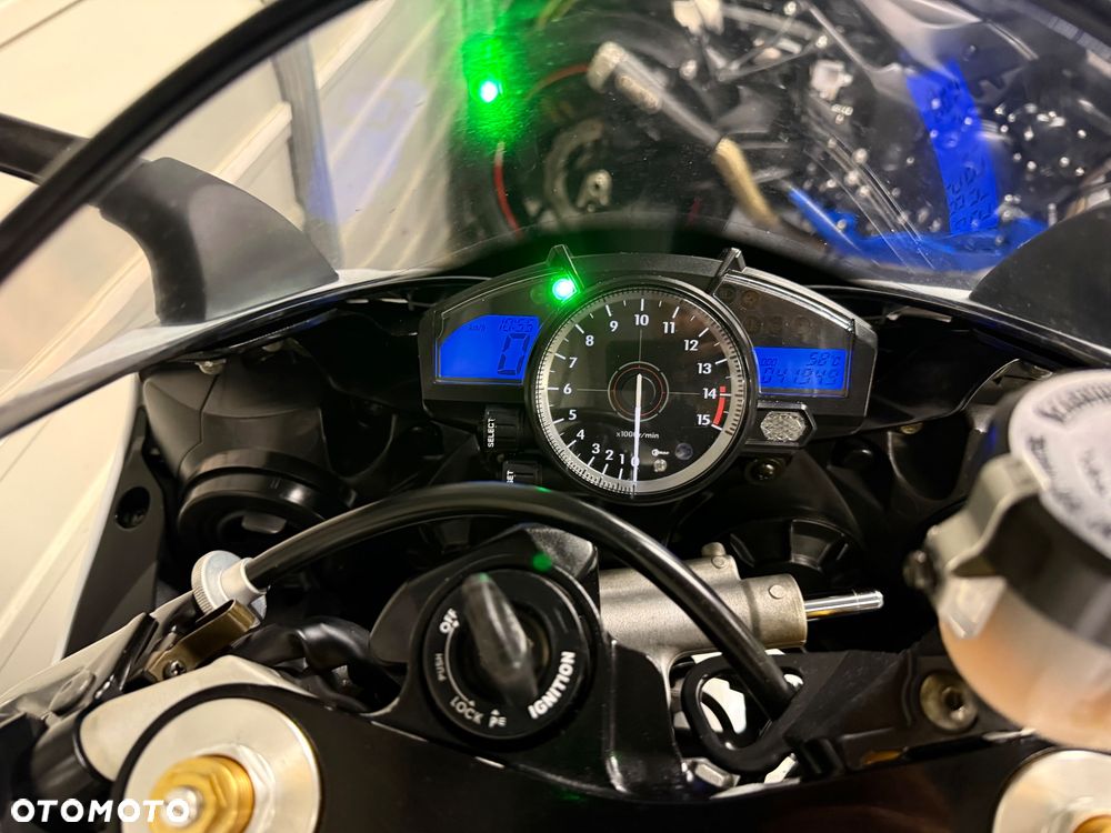 Yamaha R1 - 12