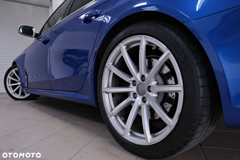Audi RS4 Avant Standard - 12