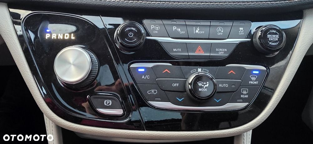 Chrysler Pacifica - 33