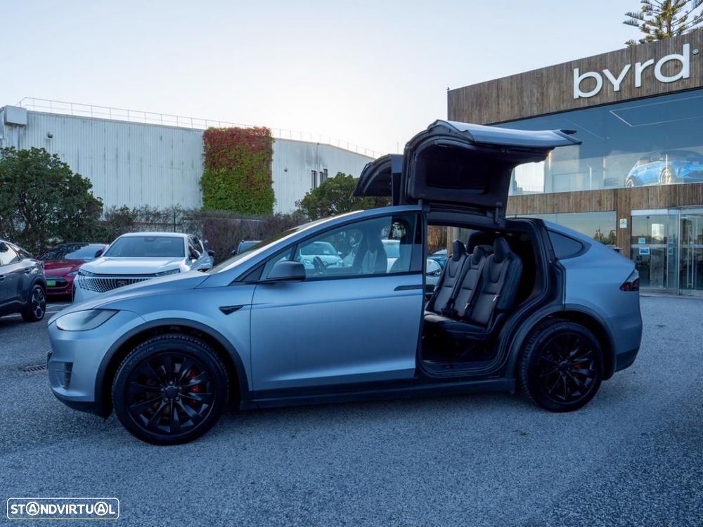 Tesla Model X - 5