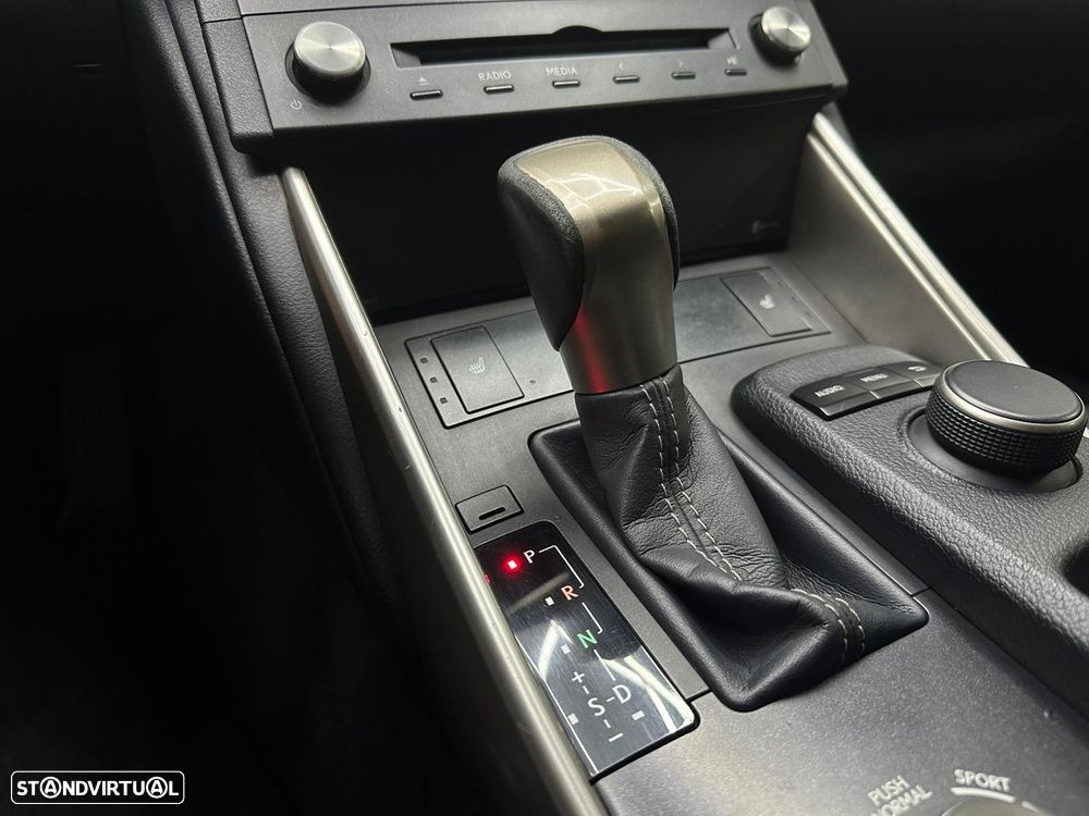 Lexus IS 300H Sport Edition - 16