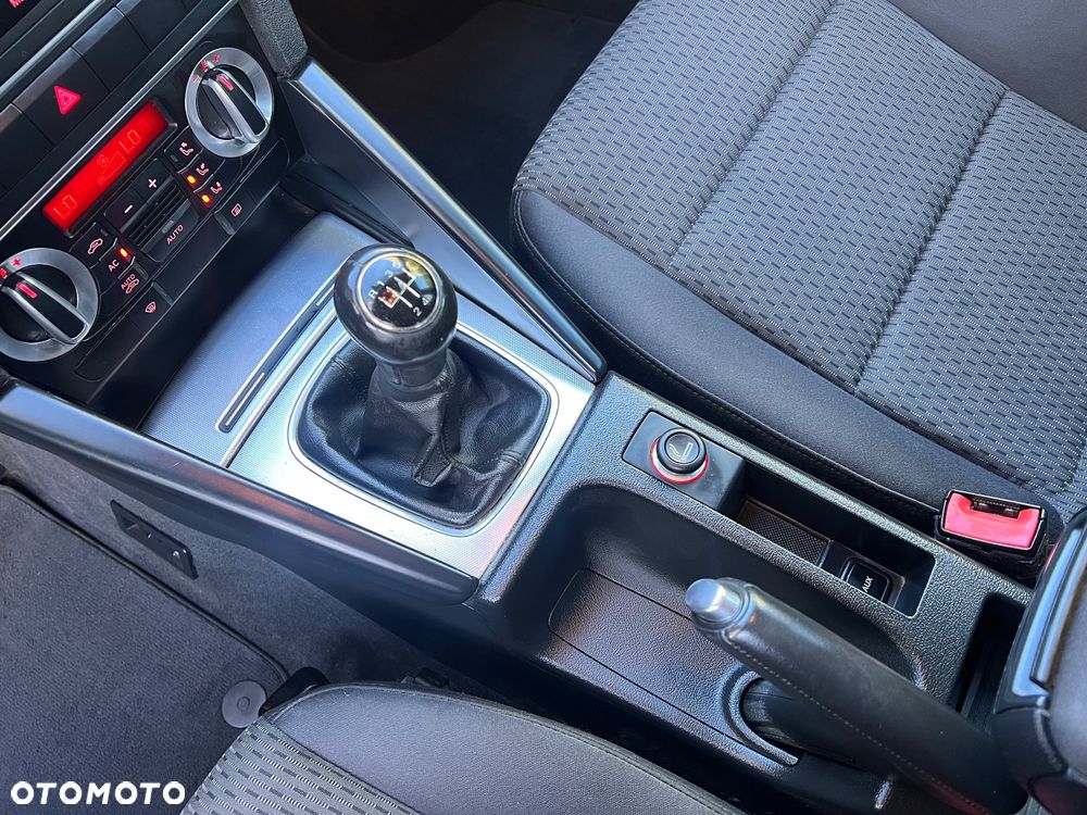 Audi A3 Sportback 1.6 TDI DPF S line Sportpaket - 26