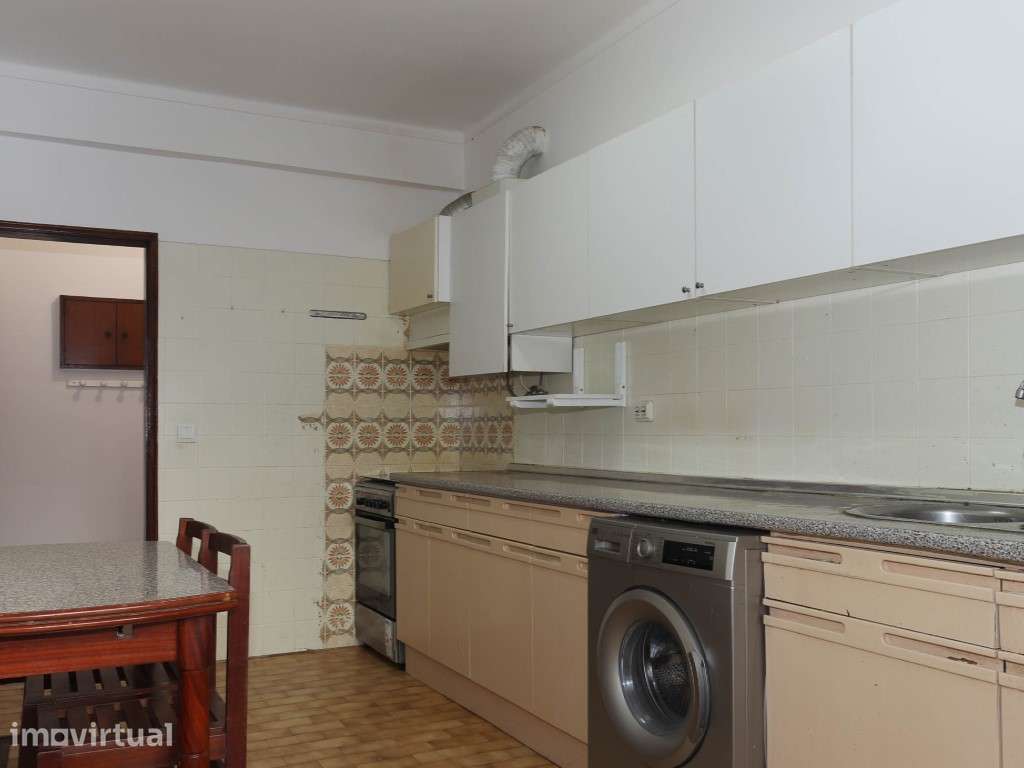Apartamento T2 no Centro de Faro Ideal para renovar - Grande imagem: 2/14