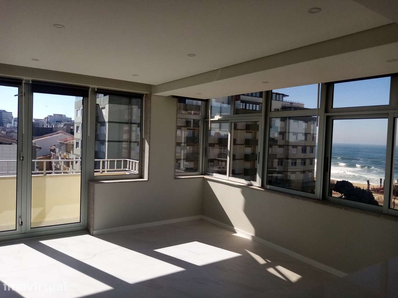 Apartamento T4 totalmente remodelado, localizado junto à praia. - Grande imagem: 2/20
