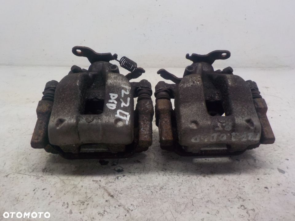 TOYOTA AVENSIS T27  ZACISK LEWY LUB PRAWY TYŁ - 1