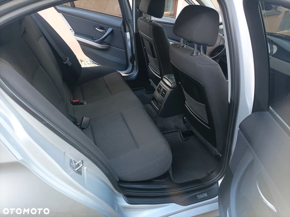 BMW Seria 3 320d DPF Efficient Dynamics Edition - 25