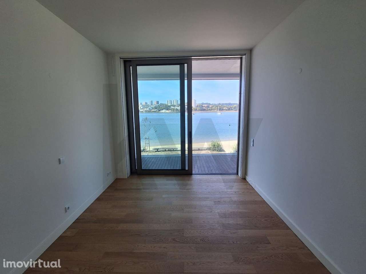 T1 Frente à praia (Douro Marina). Novo, com varanda, garagem e arrumos - Grande imagem: 4/40