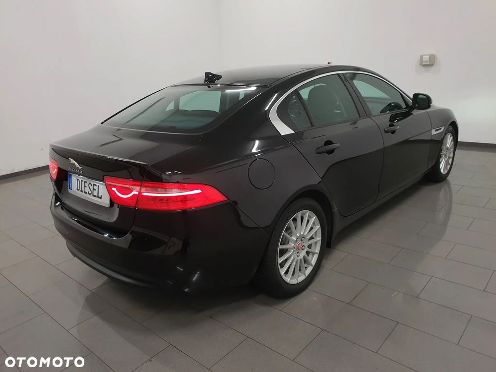 Jaguar XE 2.0 D Prestige - 6