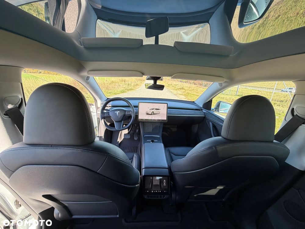 Tesla Model Y Long Range AWD - 16