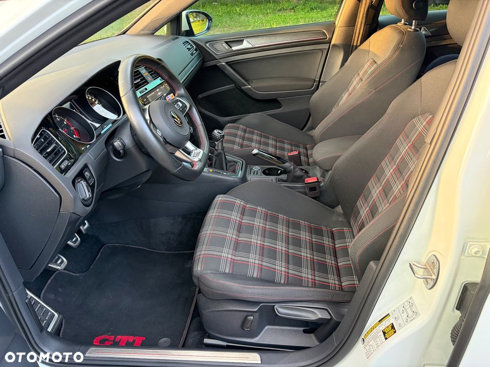 Volkswagen Golf - 17