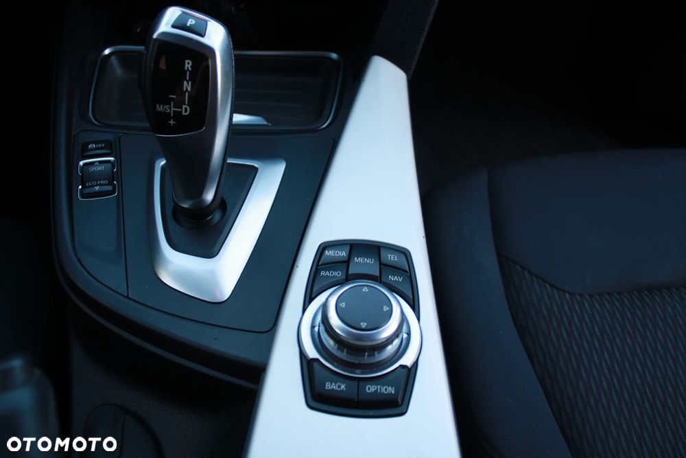 BMW Seria 3 318d Sport Line - 31