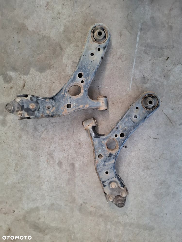 TOYOTA AURIS E18 1.8 HYBRYDA WAHACZ PRAWY LEWY - 2
