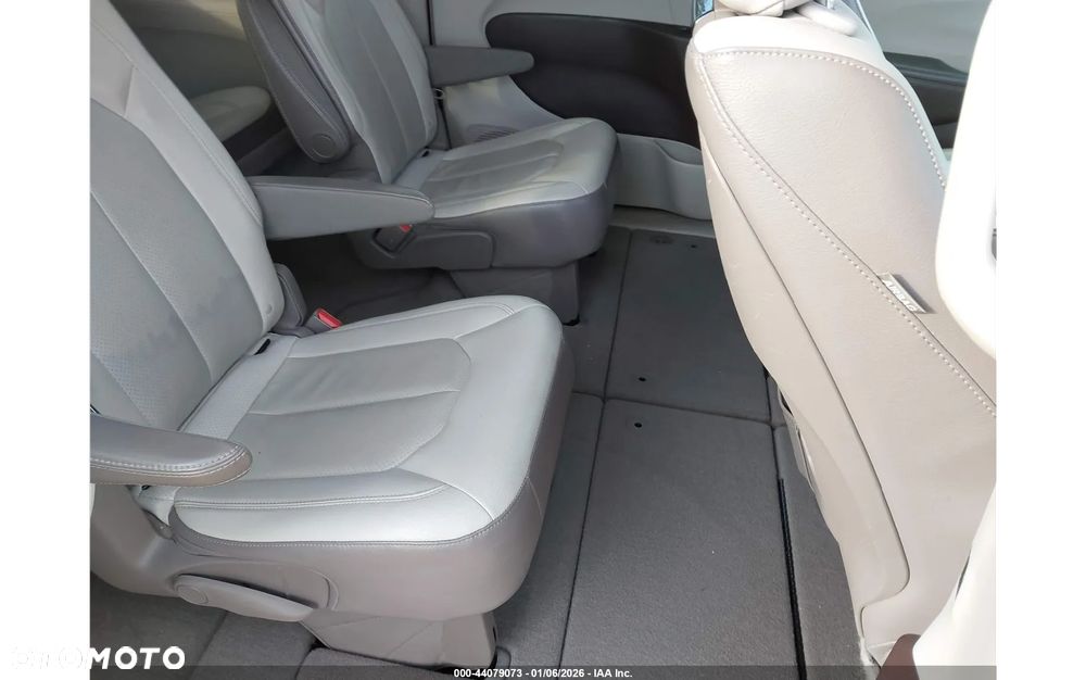 Chrysler Pacifica - 11
