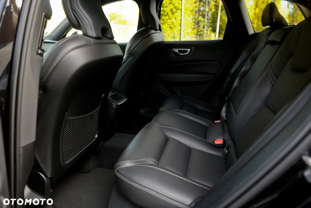 Volvo XC 60 B5 B AWD Plus Black Edition - 21