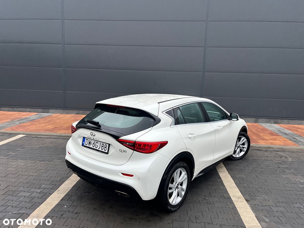 Infiniti Q30 1.6t Premium 7DCT - 6