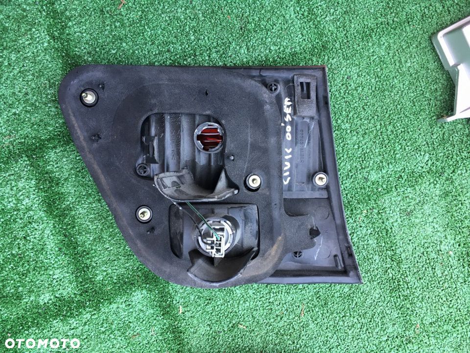 LAMPA TYLNA PRAWA - HONDA CIVIC VI 4D USA - 2