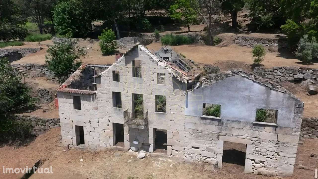 Ruína em Santa Ovaia (Oliveira do Hospital) - Grande imagem: 3/19