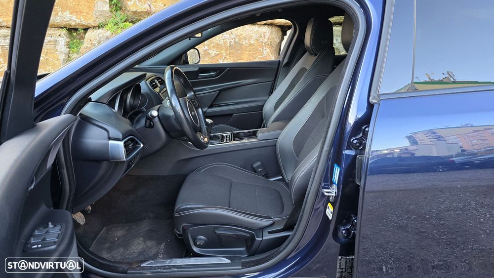 Jaguar XE 2.0 D R-Sport - 33